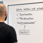 Whiteboard-Skizze zur Erlaubnisfähigkeit von Wetten in Deutschland: Sportwetten und Pferdewetten mit Häkchen als erlaubnisfähig, Gesellschaftswetten durchgestrichen, darunter ein Pfeil auf einen Kasten mit der Aufschrift GlüStV. KI-generiertes Symbolbild.